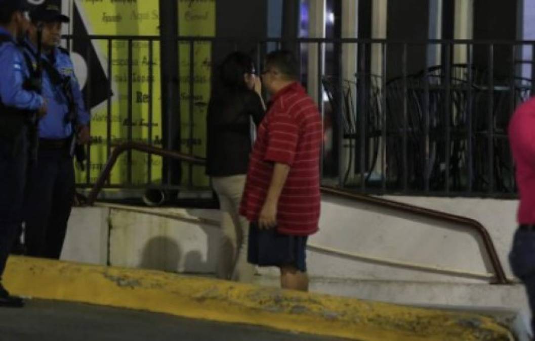 Un vendedor de carros fue acribillado en la noche de este jueves cuando se conducía en su vehículo por el bulevar que conduce hacia la Unah-vs en San Pedro Sula