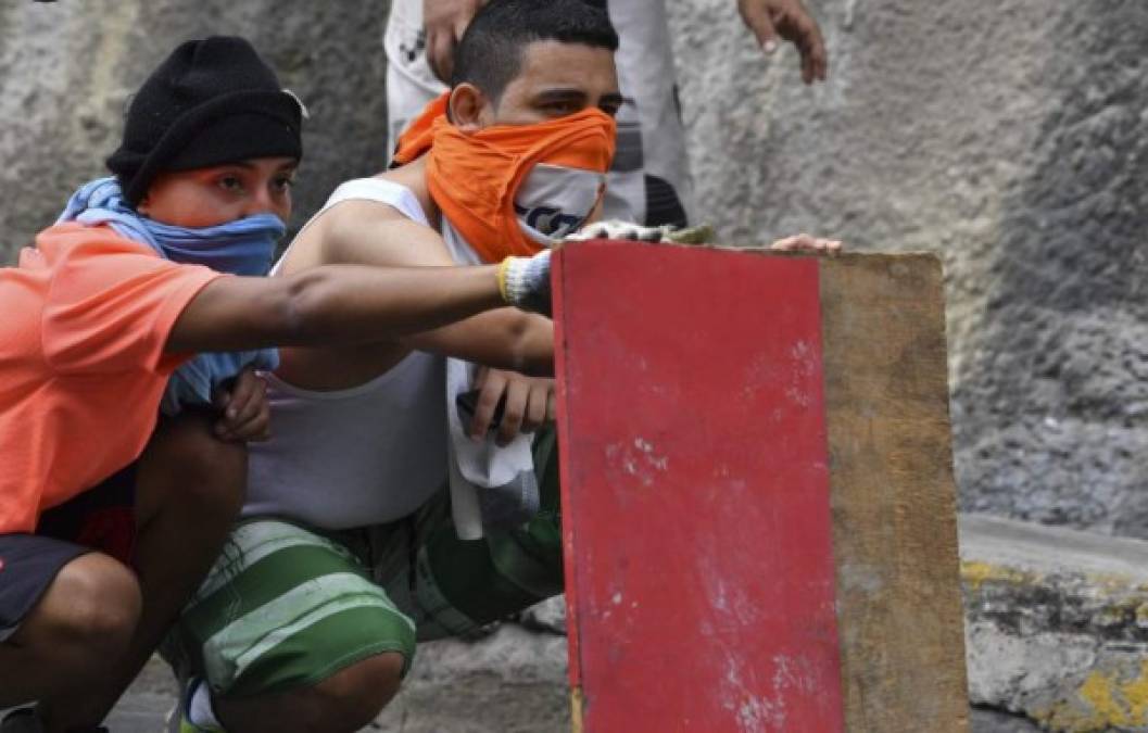 Los manifestantes aseguraron a Efe que desde la madrugada escucharon un 'tiroteo' en la zona que estuvo seguido por la llegada de decenas de agentes que acordonaron los accesos hacia el comando donde los insurrectos fueron 'rendidos y capturados', según informó en Twitter el ministro de Defensa, Vladimir Padrino López.