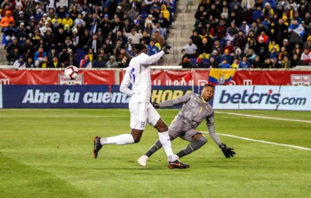 Alberth Elis hizo el disparo al cuerpo de Máximo Banguera. El portero ecuatoriano evitó el gol del hondureño.