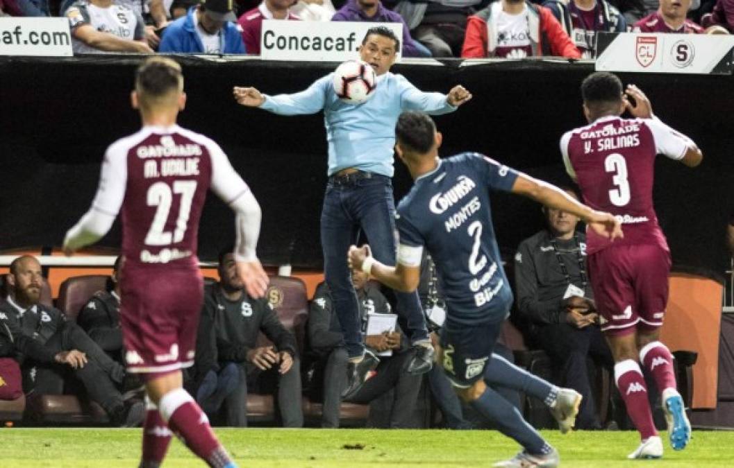 Walter 'Paté' Centeno demostró la calidad que aún tiene con este gesto técnico al bajar el balón que salió por la banda.