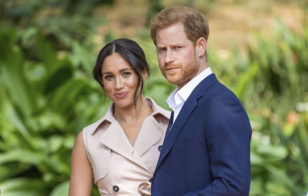 Los Sussex no sintieron apoyo del palacio con las historias falsas - Gran parte de la molestia de Harry y Meghan fue que no se sintiera respaldado por todas las secciones de la familiareal, afirma el libro, con enojo por las filtraciones a la prensa y la burocracia. El duque y la duquesa de Sussex también estaban tristes por el palacio al no aclarar noticias falsas; si bien es muy normal que el palacio no se meta en cada historia sobre la realeza, la pareja se molestó cuando emitieron una rara declaración <a href='https://www.laprensa.hn/fotogalerias/farandula/1305534-410/fotos-kate-middleton-usar-botox-antes-despues-cara-arrugas' style='color:red;text-decoration:underline' target='_blank'>para negar que la duquesa de Cambridge se había sometido a un procedimiento de Botox.</a>