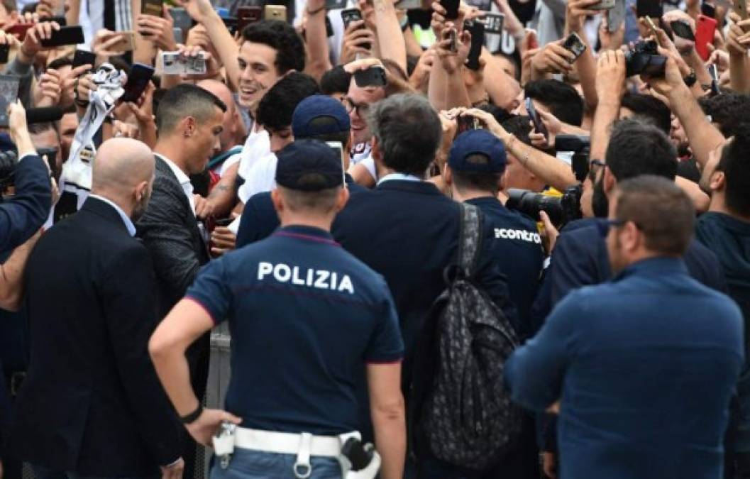 Cientos de aficionados de la Juventus ovacionaron este lunes al portugués Cristiano Ronaldo al entrar al reconocimiento médico, y le pidieron dar al conjunto turinés la ansiada Liga de Campeones.