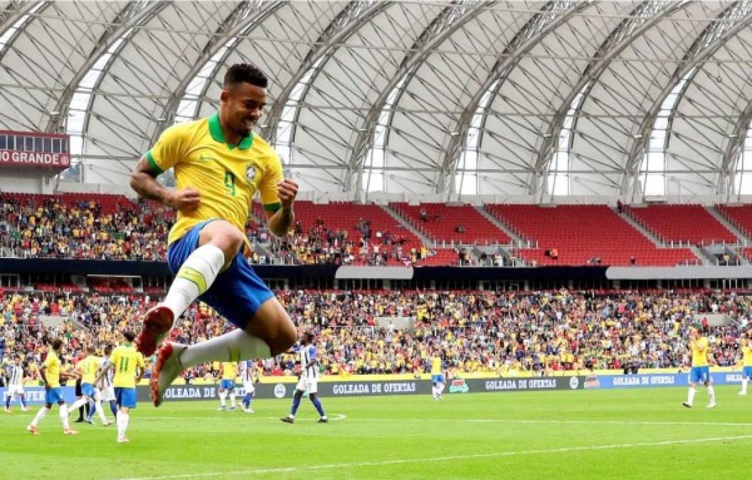 Hermosa postal de Gabriel Jesus en el aire festejando su gol, el 1-0 ante Honduras.