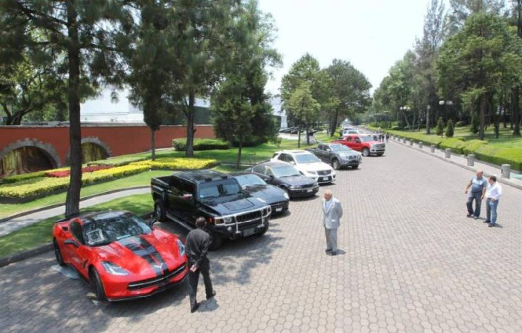 El Lamborghini Murciélago, un Ford Shelby, dos Porsche, dos Corvette, un Mini Cooper, un Ford Mustang convertible, se encuentran en exhibición en la antigua residencia presidencial de Los Pinos, que AMLO convirtió en un centro cultural.