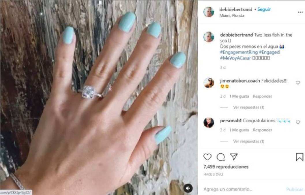 'Dos peces menos en el agua. #EngagementRing #Engaged #MeVoyACasar', escribio Debbie junto a un video en el que muestra su hermoso anillo de compromiso.