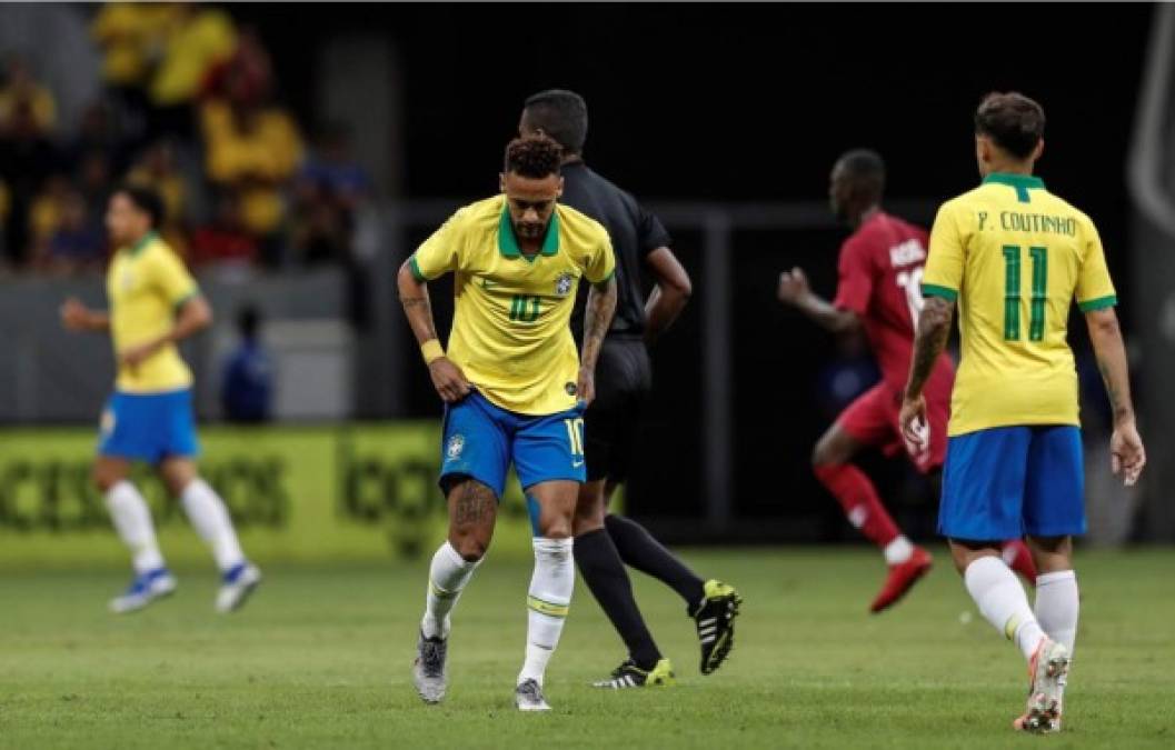 Las ganas de Neymar le hicieron intentar seguir pero era evidente que estaba lesionado. Foto EFE