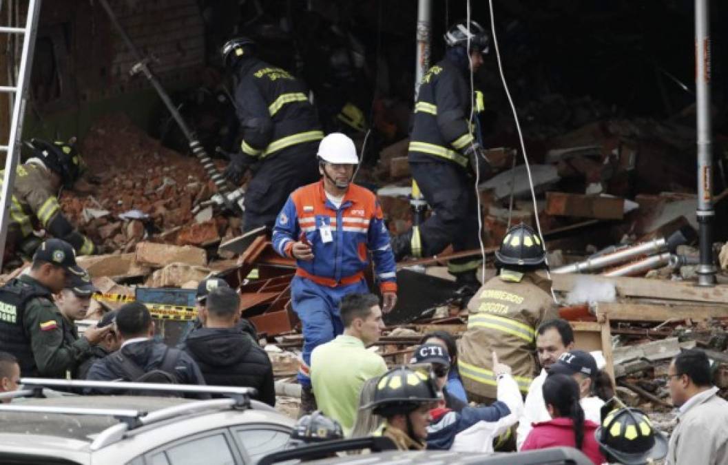 La destrucción de la explosión se expandió por varias cuadras dejando también afectados vehículos.