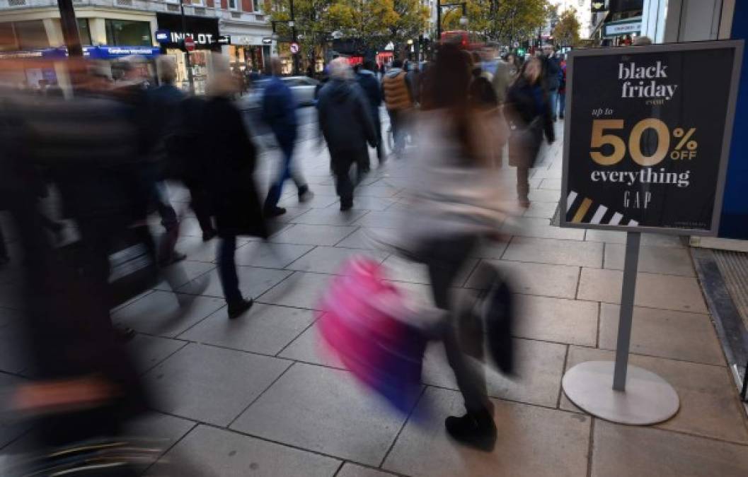 En Londres los británicos de apresuran a buscar las ofertas.