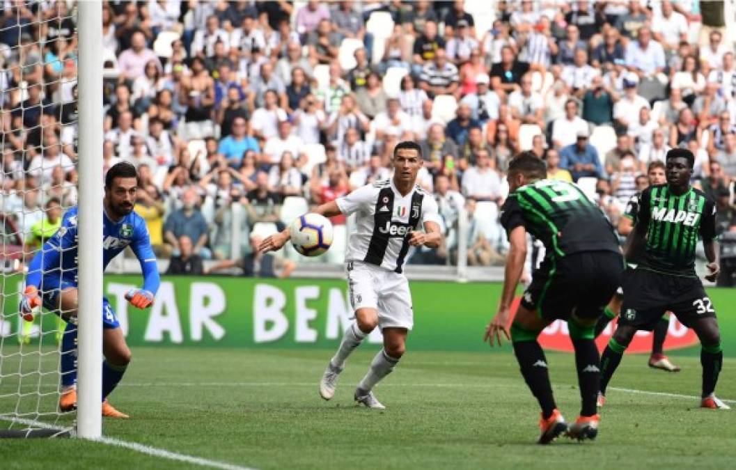 El primer gol llegó en el segundo tiempo. En un córner desde la derecha, un defensa intentó sacar el balón del área, pero lo estrelló en el vertical y el rechace le favorece a Cristiano Ronaldo para marcar su primer gol con la Juventus. Foto AFP