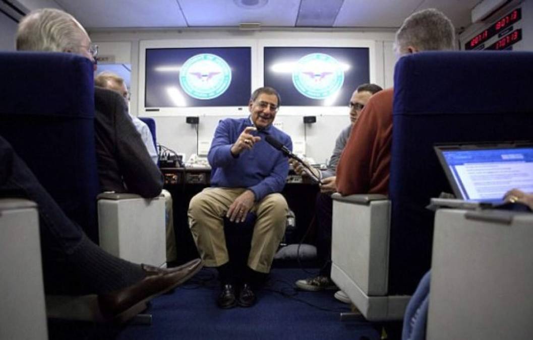 El secretario de Defensa de Obama, Leon Panneta, durante una conferencia de prensa en el avión del Apocalipsis.