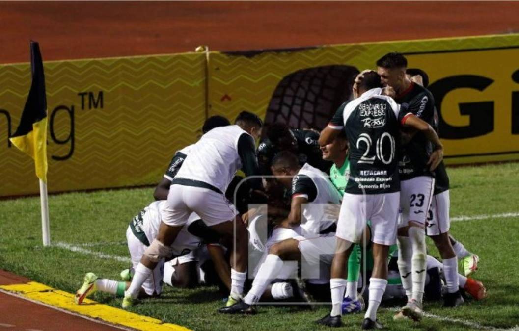 Jugadores del Marathón festejan el gol de Reinieri Mayorquín.