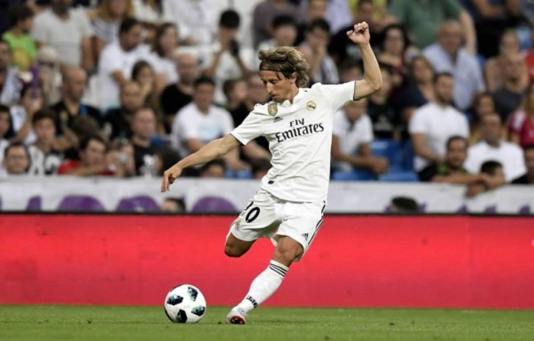 En el Real Madrid están bastante molestos con el comportamiento que ha tenido el Inter de Milán respecto a Luka Modric, en la casa blanca han decidido denunciar al equipo italiano por contactar con el jugador croata sin preguntar antes al club, con el que el '10' blanco tiene contrato en vigor, según Cadena SER.