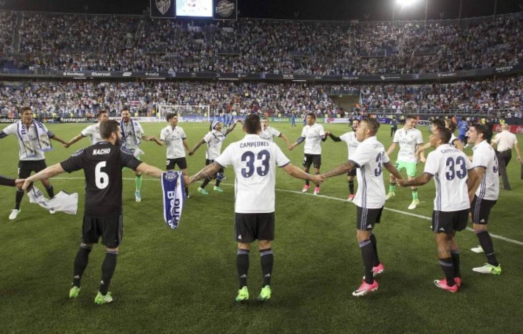 Real Madrid's Brazilian midfielder Casemiro throws a bottle of water to a teammates during the UEFA Champions League group G football match between Real Madrid CF and AS Roma at the Santiago Bernabeu stadium in Madrid on September 19, 2018. / AFP PHOTO / OSCAR DEL POZO