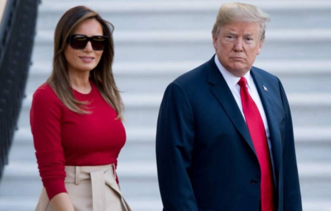 Luciendo un ajustado jersey de color rojo de manga larga de Ralph Lauren, Melania lo combinó con una falda de cintura ajustada y detalle de lazada a modo de cinturón.