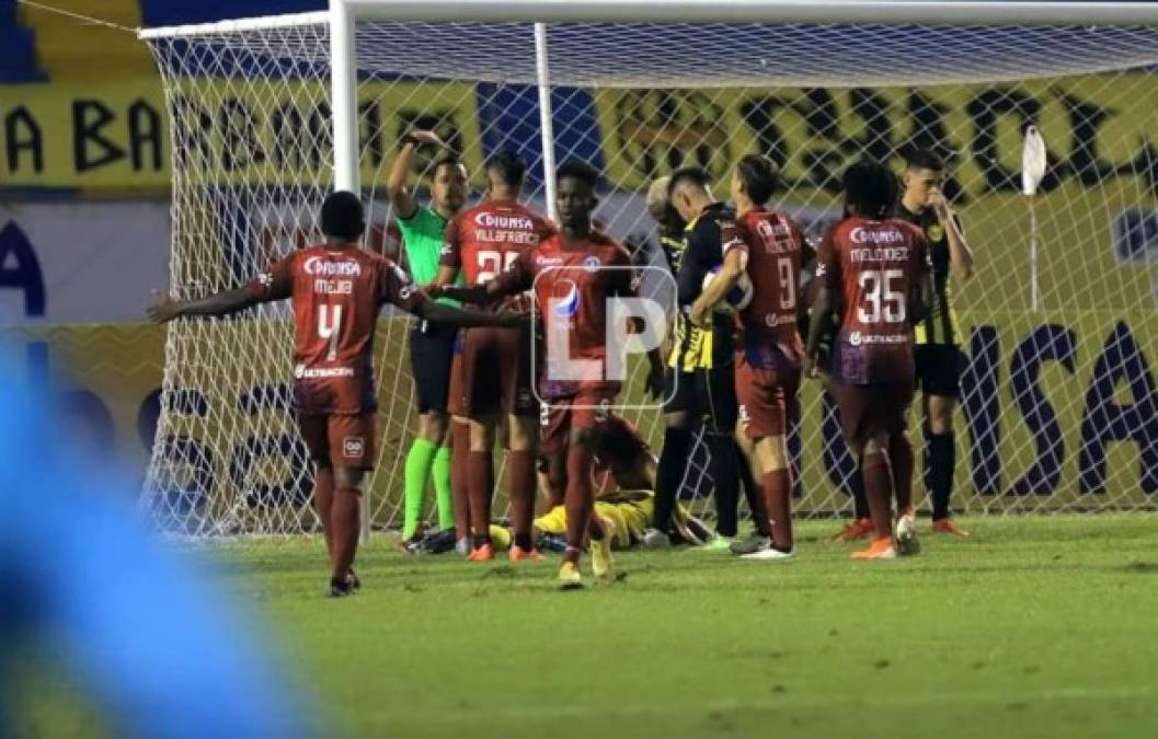 Los jugadores del Motagua reclamaron al árbitro por anular un gol de Josué Villafranca. Selvin Brown pitó falta de Iván López contra 'Buba' López.