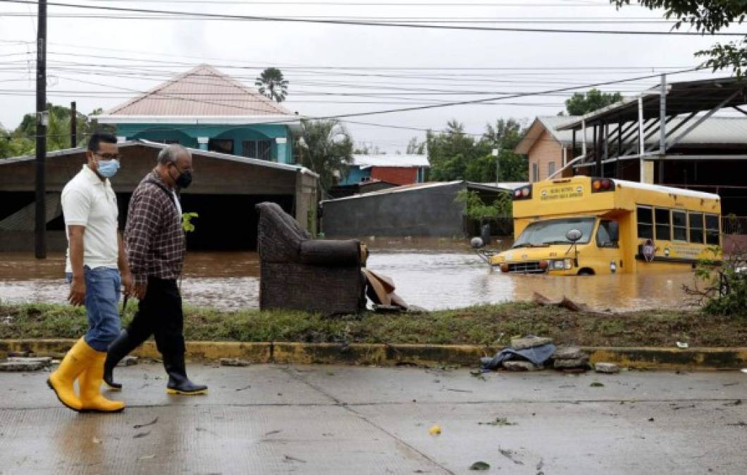 Son muchos los afectados y aislados en Honduras por Iota, que el lunes llegó a Nicaragua convertido en huracán categoría 5 en la escala Saffir-Simpson y entró el martes a territorio hondureño por el sur del departamento de El Paraíso, en el oriente del país, cruzando los sureños departamentos de Choluteca y Valle, hasta entrar a El Salvador.