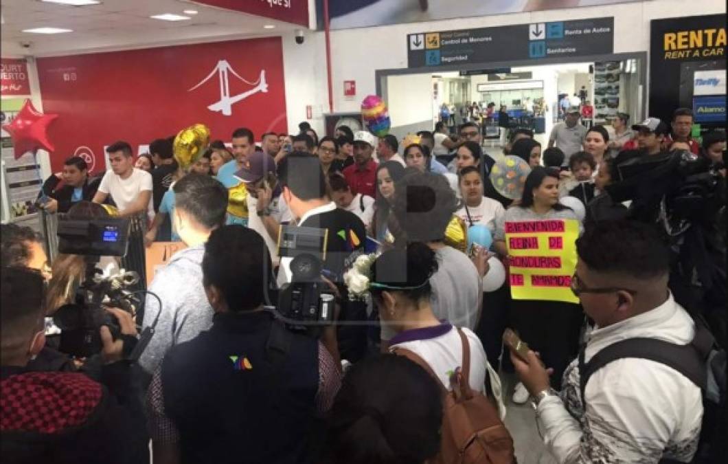 Desde tempranas horas de la mañana los medios y los fans de Angie se reunieron en el aeropuerto Ramón Villeda Morales de San Pedro Sula, a donde llegaría la hondureña desde México, pocos días después de la final de La Academia.