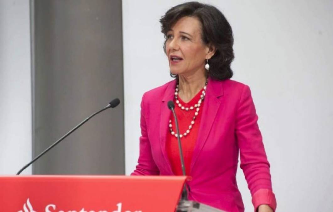 9. Ana Botín, la única hispana en el top ten de Forbes, es la presidenta del Banco español Santander.
