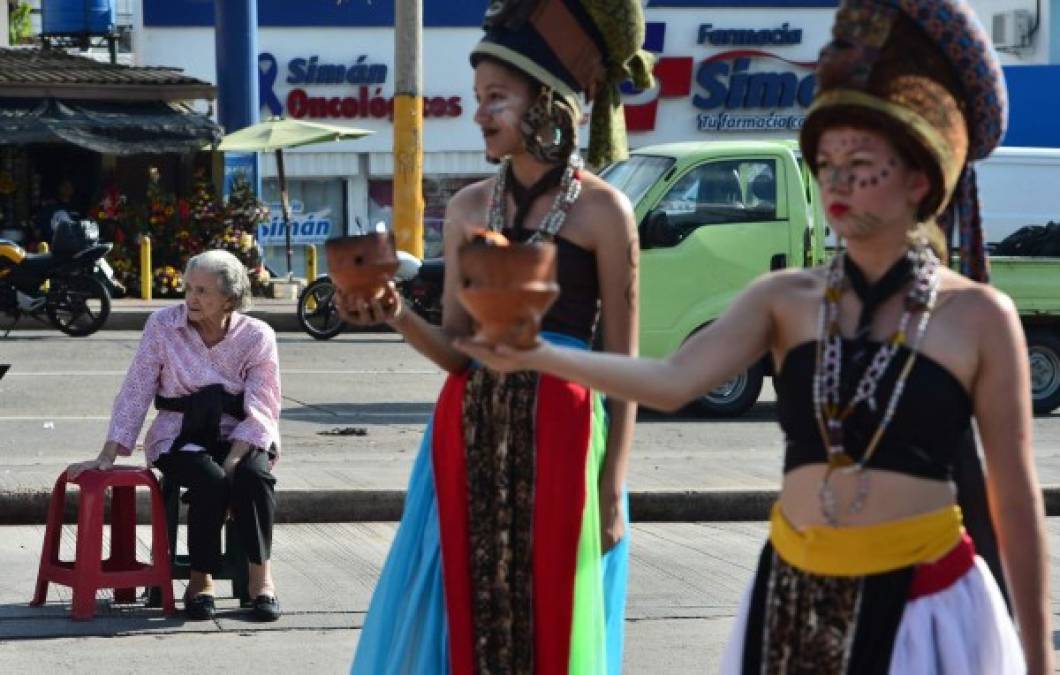 Las capitalinas también dieron un pequeño homenaje a nuestros antepasados.