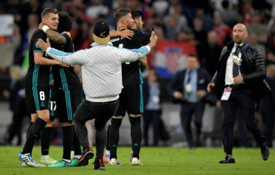 Un aficionado llegó donde los jugadores del Real Madrid y se tomó una selfie con ellos.