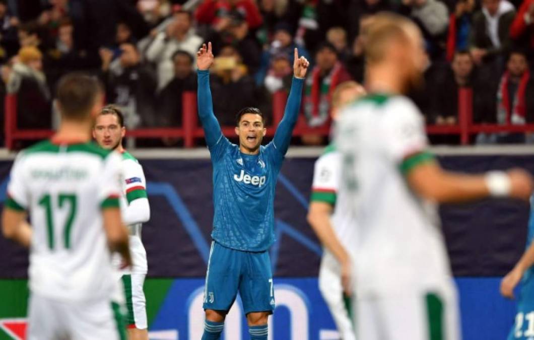 Cristiano Ronaldo reclamando al árbitro por la cercanía de la barrera en un tiro libre.