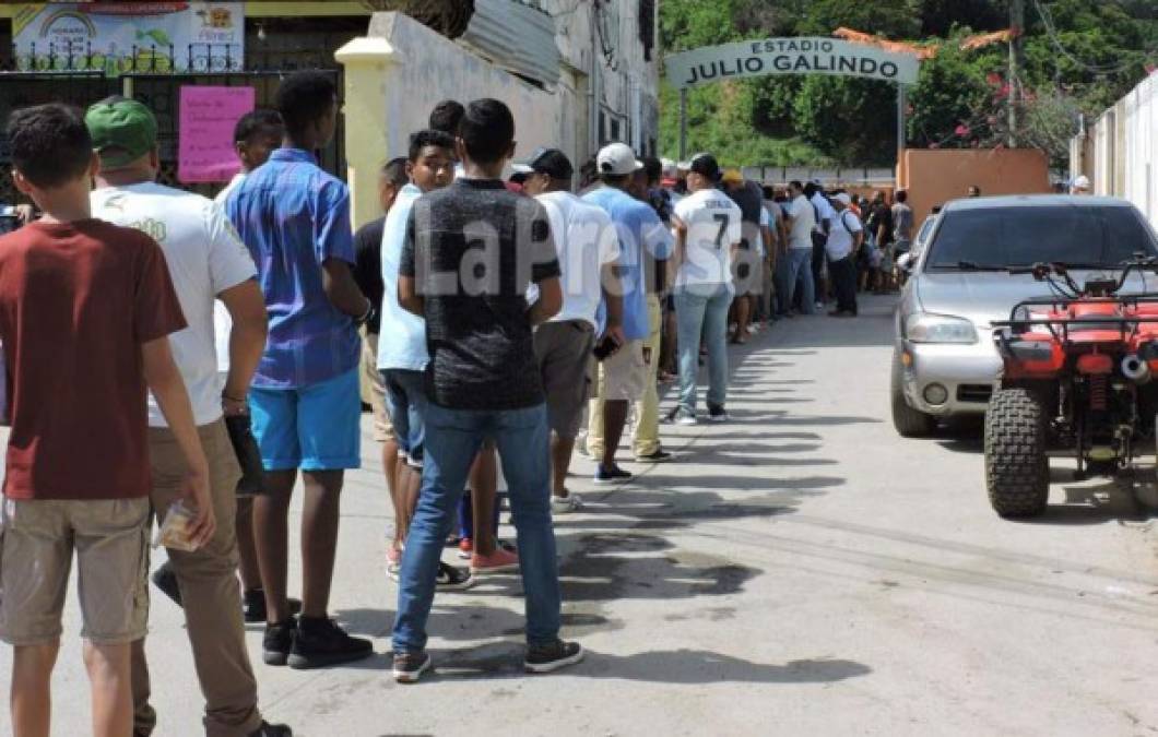 Desde muy temprano los aficionados de todas las edades llegaron al estadio Julio Galindo para disfrutar del juego Galaxy vs Olimpia.