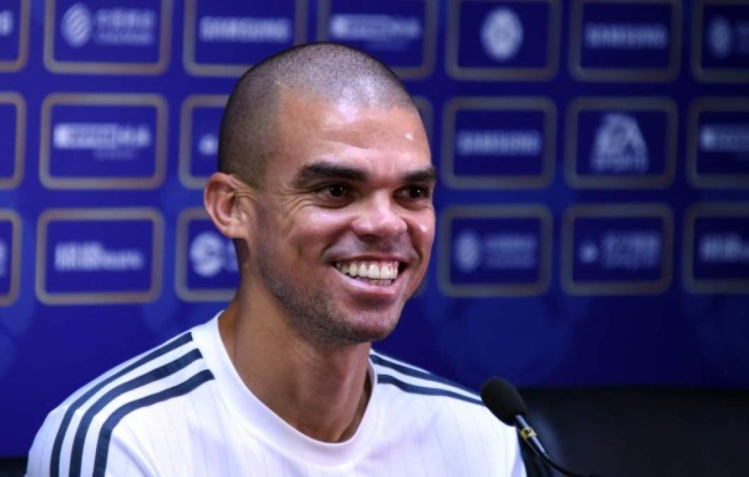 Pepe: Todo apunta a que el experimentado defensor no seguirá en el Real Madrid y estaría por aceptar una oferta de la Liga de China. Portales de España informan que se va al término de la presente campaña para marcharse al Hebei Fortune chino, donde pasará a ser uno de los jugadores mejor pagados de la Superliga de dicho país.