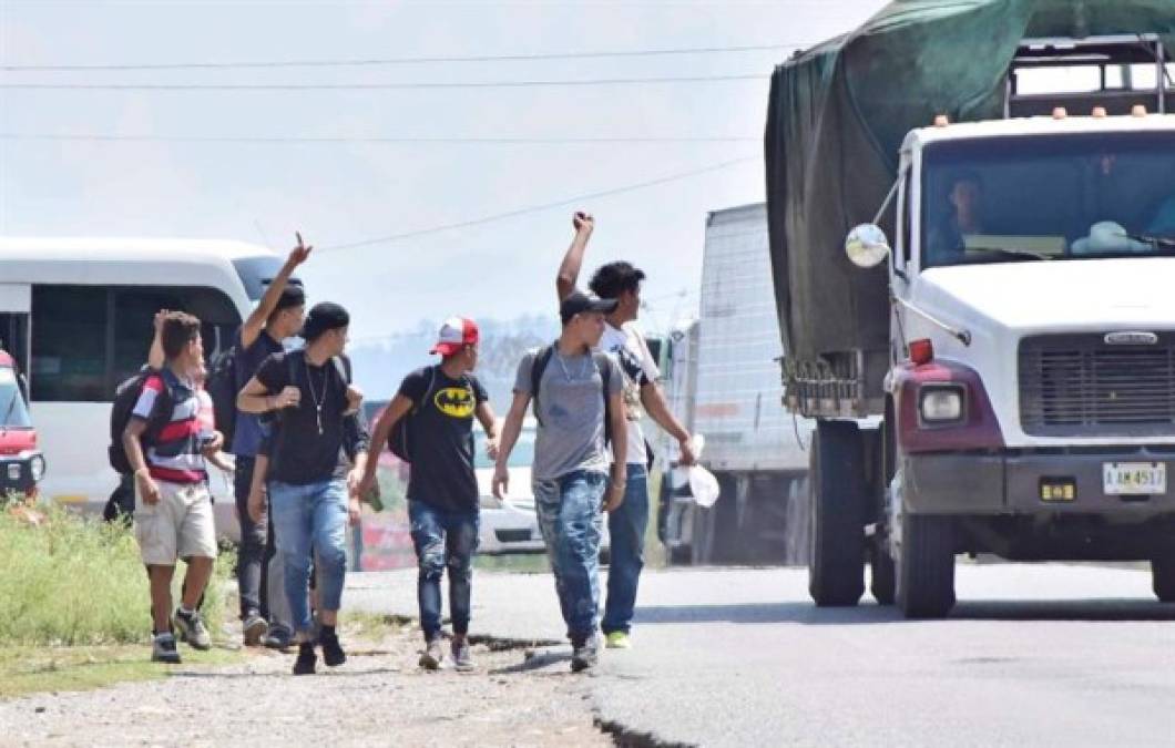 'Voy con unos primos y amigos, somos como quince, esperamos llegar a Estados Unidos', dijo a Efe uno de los inmigrantes, que se identificó como Luis Antonio Álvarez, de 23 años.