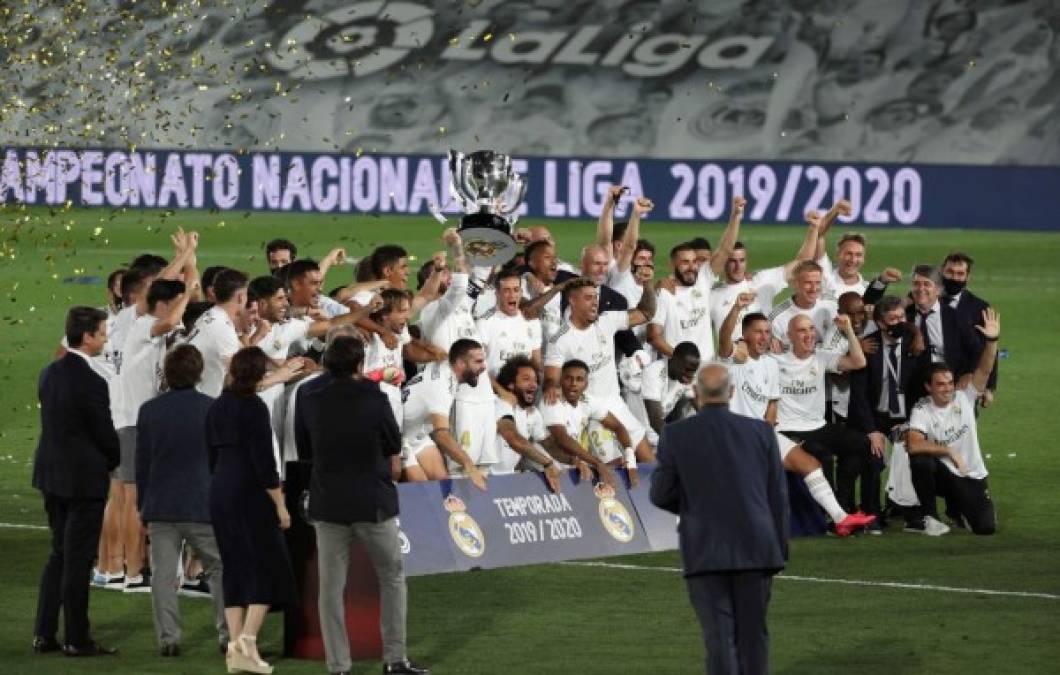 La celebración del festejo de los campeones con el trofeo de la Liga Española.