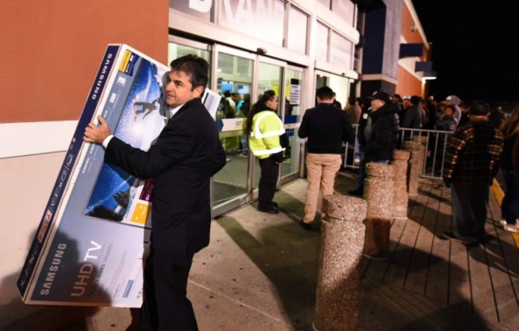 Los consumidores salen con sus compras de una tienda de Norwalk, Connecticut, Estados Unidos.