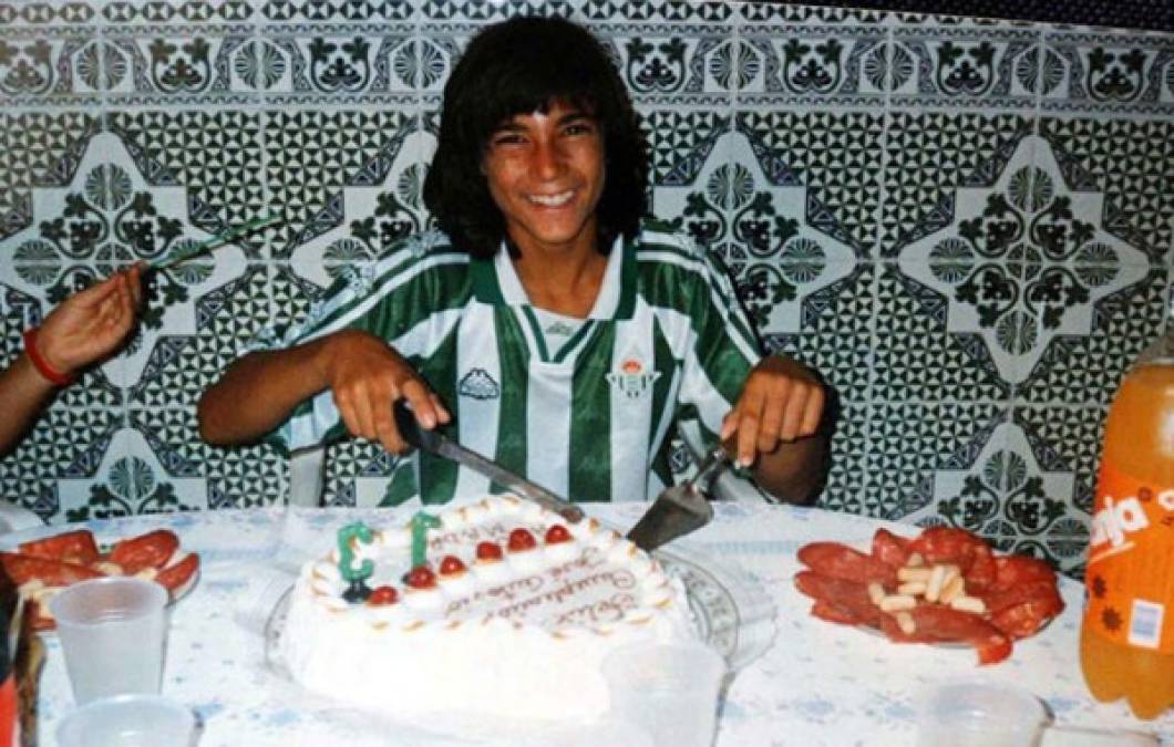 El español José Reyes, crack en el Sevilla y posando con la del Betis.