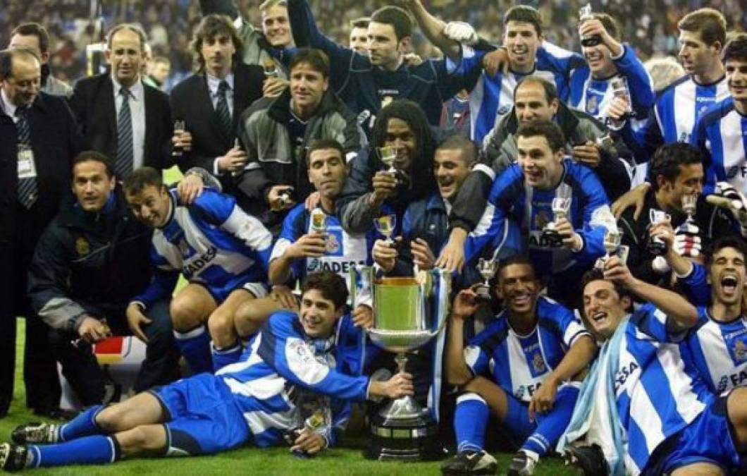 En España el Deportivo de la Coruña se consagró campeón en lo que fue la temporada 1999-2000.Conquistaron su primer y único título de La Liga superando por cinco puntos a Barcelona y Valencia.