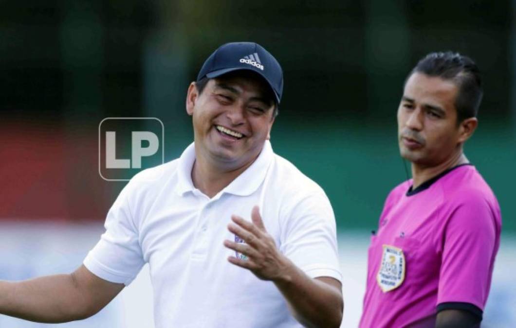 La risa incrédula de Reynaldo Tilguath, técnico del Real de Minas, tras reclamar al cuarto árbitro.