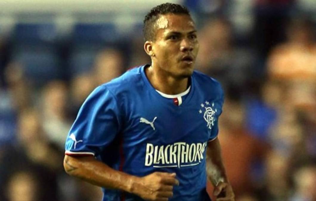 Arnold Peralta debutó con el Rangers el 14 de septiembre de 2013, en la victoria 5-1 del Rangers sobre el Arbroath de la Segunda División de Escocia.