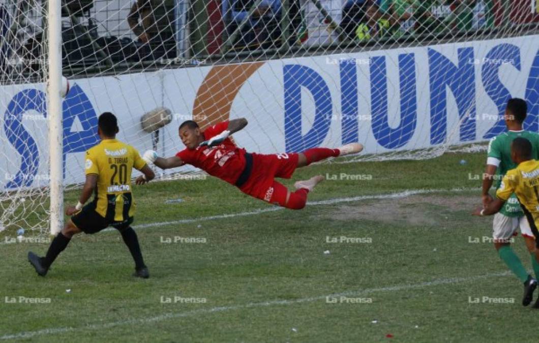 El portero Denovan Torres se estiró pero no le pudo llegar a la pelota.