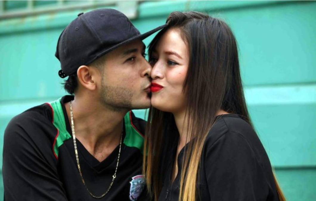 Los hondureños han mostrado su amor y cariño en los estadios de fútbol hondureño en el Día de San Valentín.