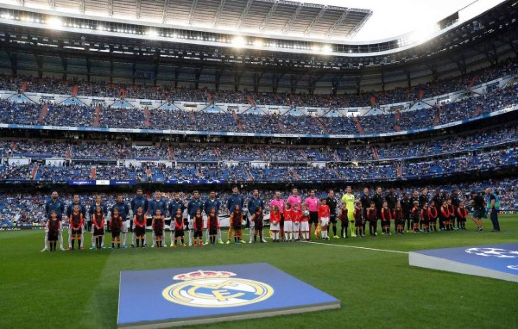 Imagen de los equipos Real Madrid y Brujas antes del inicio del partido cuando sonaba el himno de la Champions League en el estadio Santiago Bernabéu.