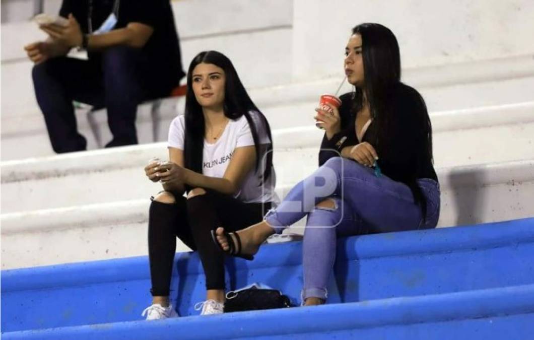 Dos guapas chicas en las gradas del estadio Olímpico observando el clásico Real España-Motagua.