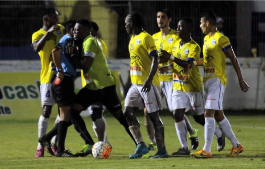 John Bodden se desquició luego de que el árbitro Marlon Díaz pitara un penal a favor del Vida en el clásico ceibeño ante Victoria por la Copa Presidente. El portero de los jaibos agredió al sílbante. Te mostramos una secuencia en imágenes.