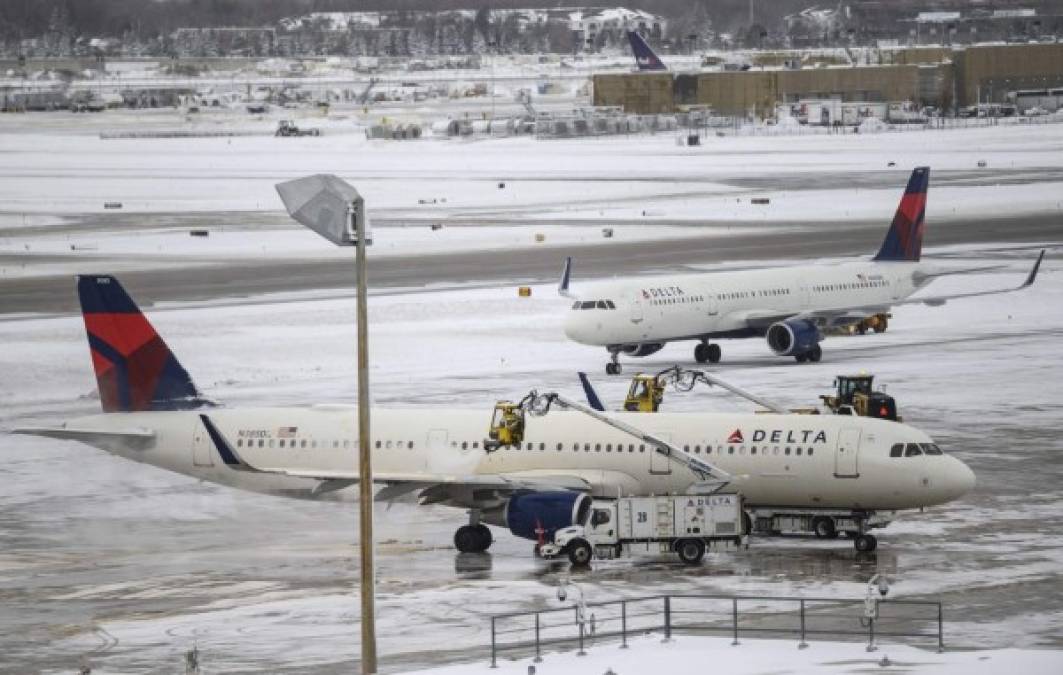 El Aeropuerto Internacional de Denver, Colorado, es el más afectado por las fuertes nevadas que han provocado la cancelación de unos 700 vuelos entre el martes y este miércoles, según la web especializada Flight Aware.