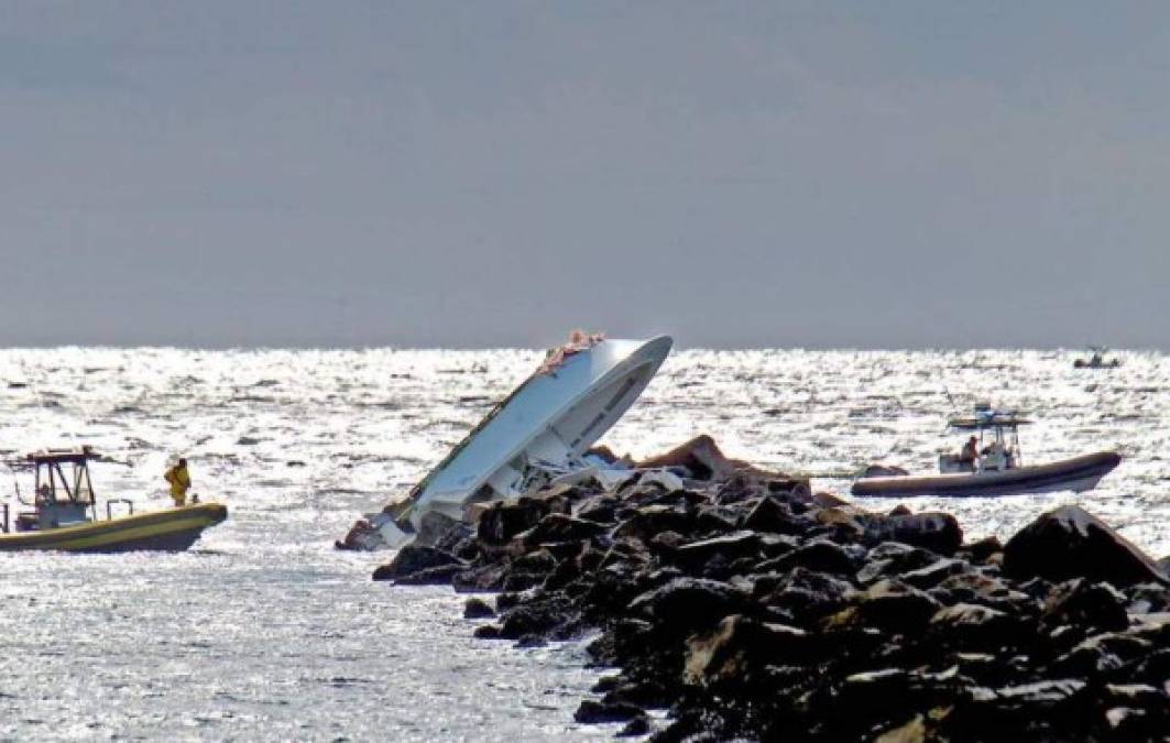 Al parecer y según lo que muestran las fotografías la embarcación colisionó con las rocas cerca de la costa de Miami Beach lo que provocó su volcamiento. FOTO PATRICK FARRELL