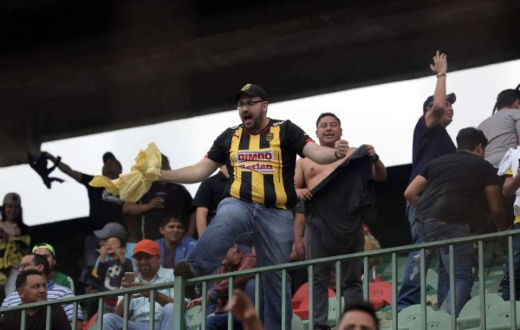 Aficionados del Real España celebrando uno de los goles contra el Marathón en el Yankel.