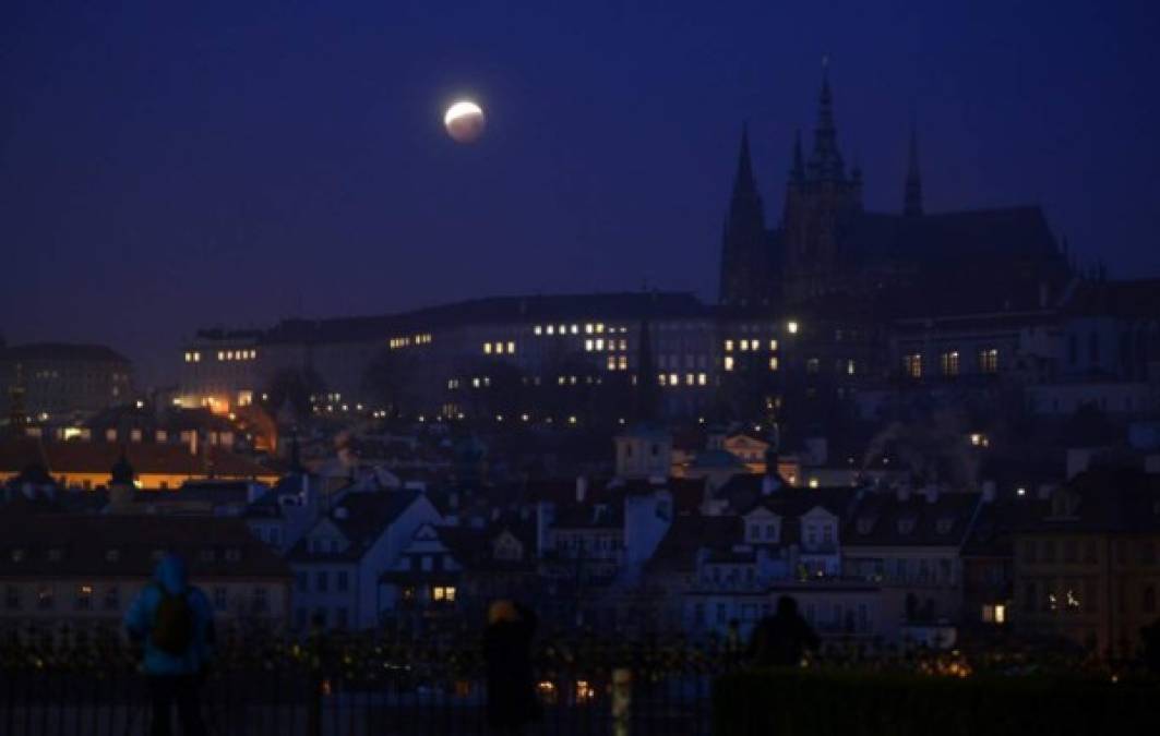 La sombra de la Tierra se mueve a través de la Super Lobo de la Luna sobre el Castillo de Praga.