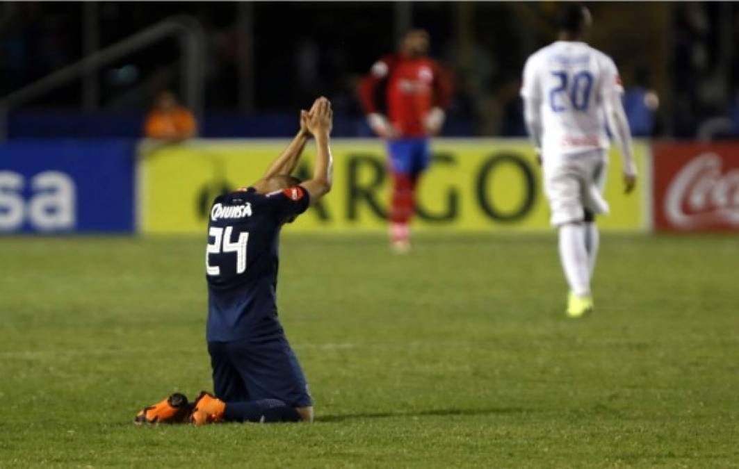 Omar Elvir celebrando la victoria al final del partido.