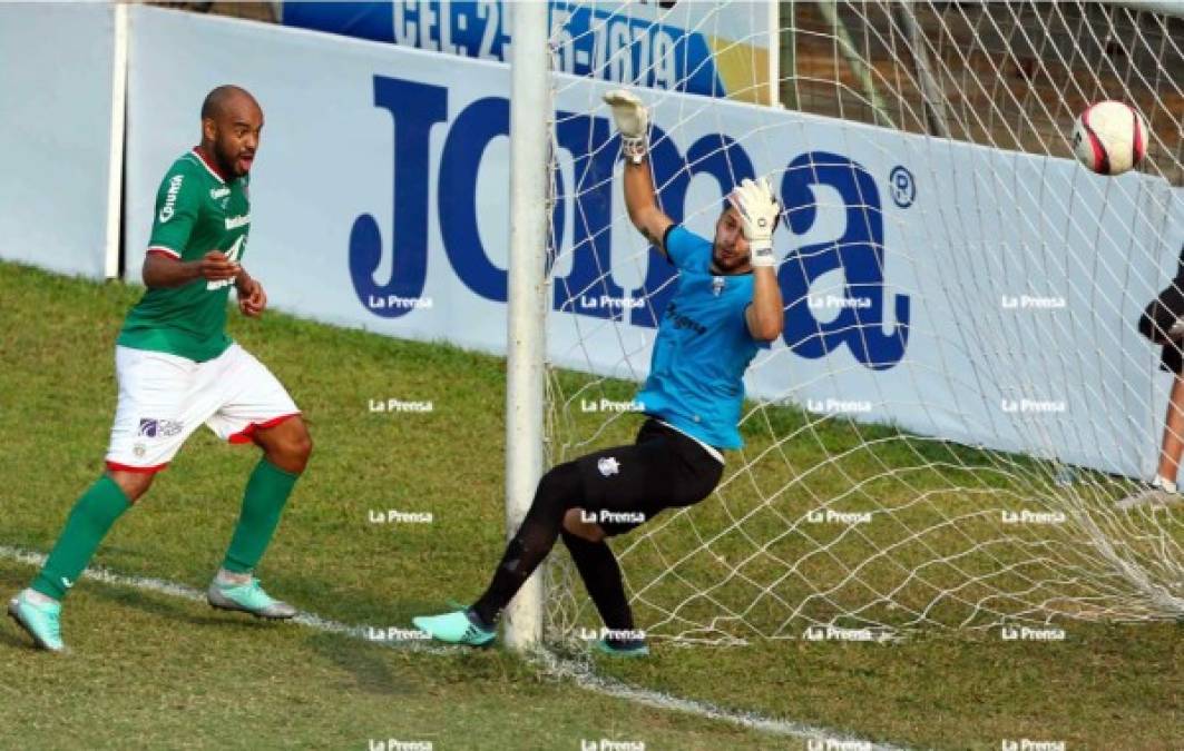 El brasileño Caue Fernandes hizo el 2-0 del Marathón con este cabezazo que superó a Justin Pérez.