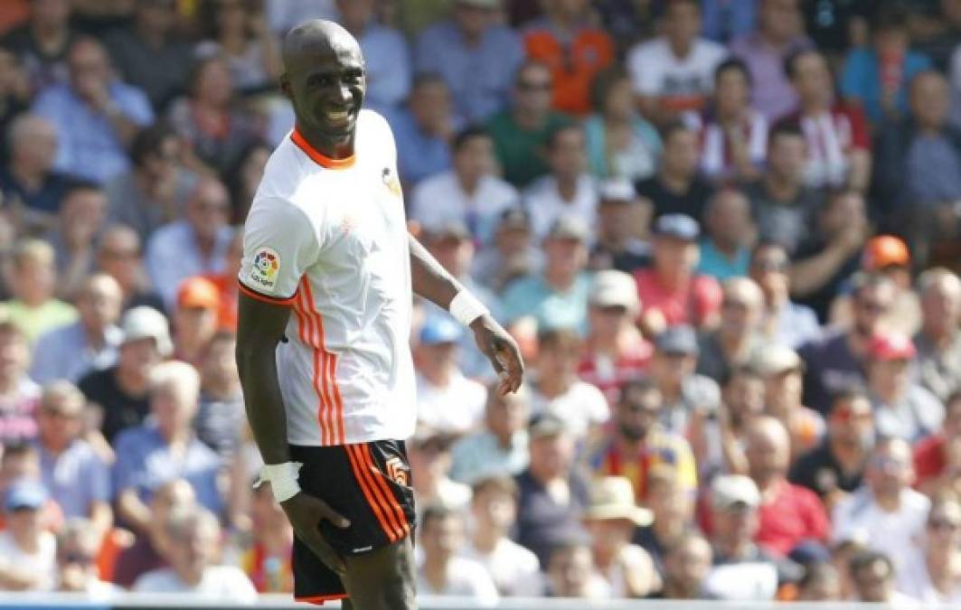 Mangala: El defensor según informa el 'Sun', en las oficinas del Valencia pretenderían pagar unos 14 millones al Manchester City por Mangala, pese a que la que opción de compra sobre el futbolista es de 18,5 millones de euros.