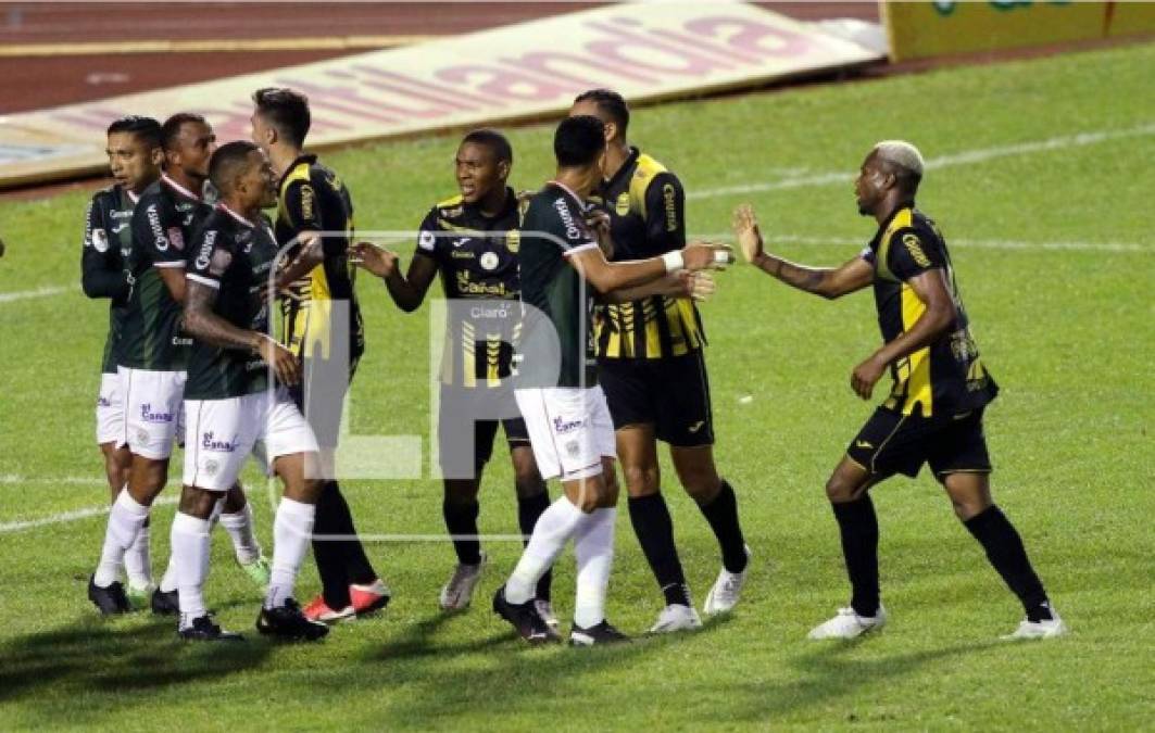 Jugadores de Real España y Marathón protagonizaron una pelea por la acción entre Denovan Torres y Ramiro Rocca.