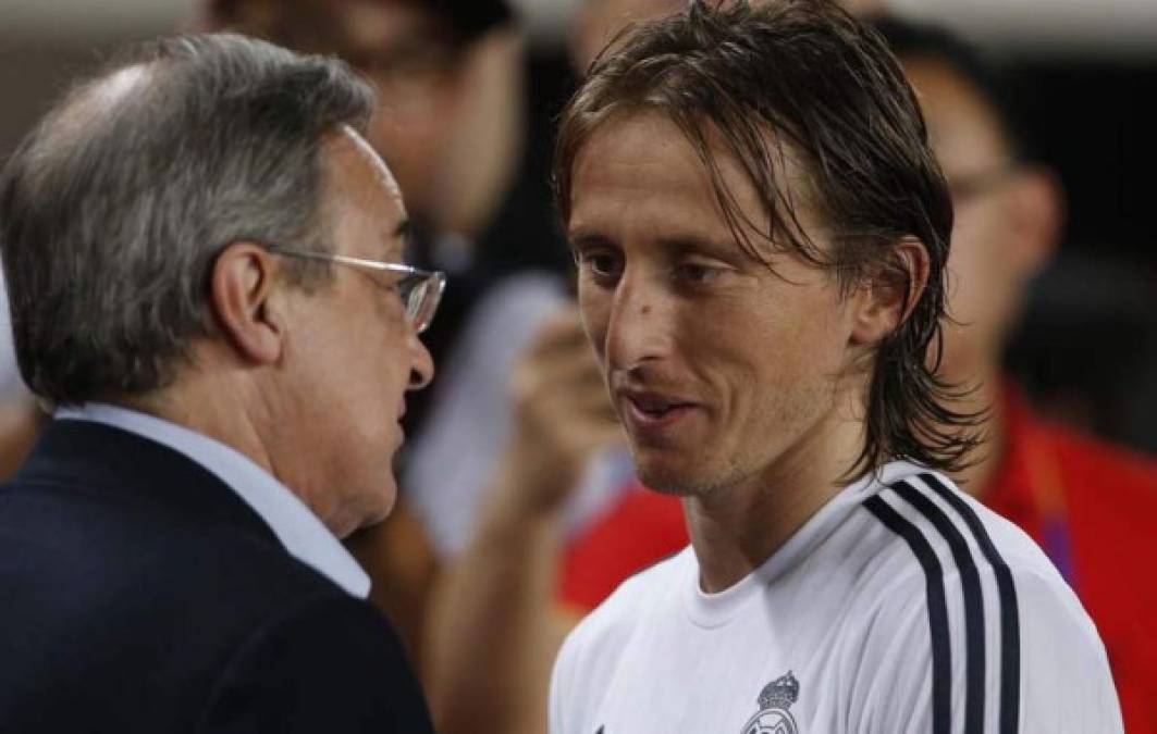 Según el periódico, el club blanco no estaría dispuesto a dejar marchar a Modric tan fácilmente, aunque si el jugador croata pide a Florentino Pérez abandonar el Real Madrid, aquel no le pondría trabas.