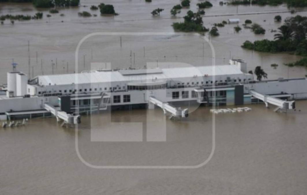 El aeropuerto internacional Ramón Villeda Morales de San Pedro Sula se encuentra totalmente inundado tras el paso de la tormenta Iota en Honduras. Había sido inundado con las lluvias de Eta. Foto Diario La Prensa/Melvin Cubas