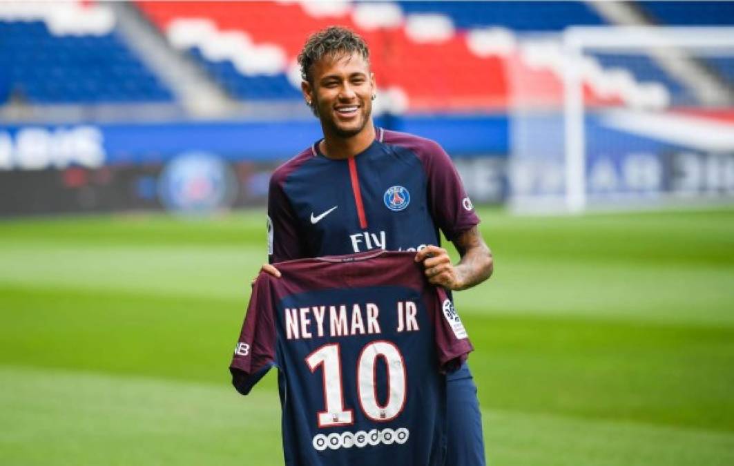 El brasileño Neymar Jr. luciendo y posando con la camiseta de su nuevo equipo, el París Saint Germain. Mira la galería de su presentación.